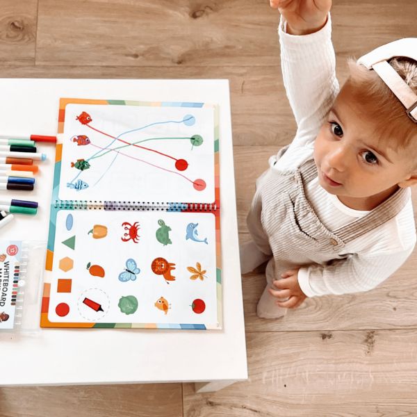 Cuaderno de actividades Montessori para niños pequeños (2+ años): trazo de líneas, números y patrones. Se enviará uno de los dos modelos disponibles, según disponibilidad de stock.